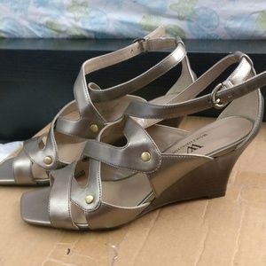 NEW Worthington Milena Pewter Wedges